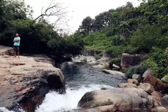非洲讨水男孩:两岁多被抛弃,在外流浪8个月,被收养后过得如何